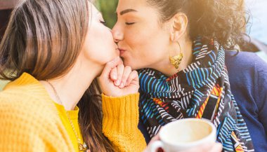 Entenda a sinastria lésbica