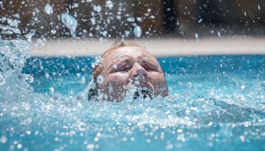 Sonhar com afogamento na piscina