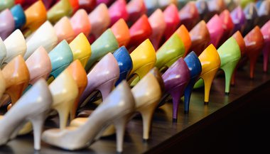 Sonhar com muitos sapatos juntos