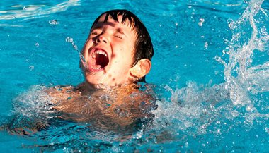 Sonhar com criança se afogando