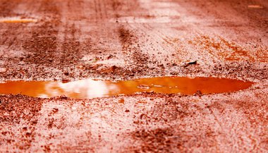 Sonhar com lama vermelha