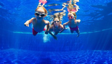 Sonhar com piscina funda