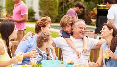 Sonhar com festa em família