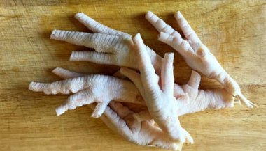 Sonhar com pé de galinha