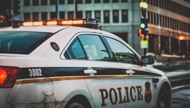 Sonhar com carro de polícia