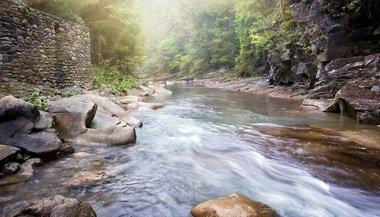 Sonhar com rio de água limpa