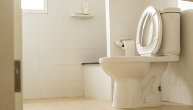 Sonhar com fezes no vaso sanitário