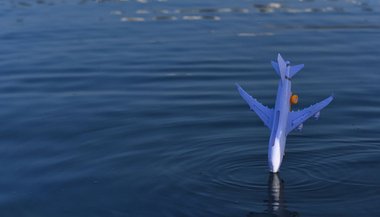 Sonhar com avião caindo no mar