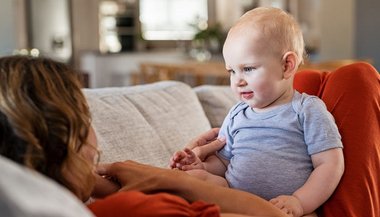 Sonhar com criança no colo