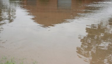 Sonhar com enchente água suja de barro