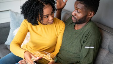 Sonhar brigando com marido