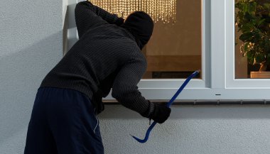 Sonhar com ladrão roubando