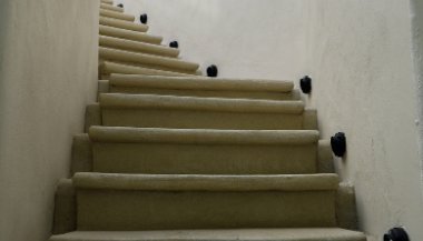 Sonhar com escada estreita