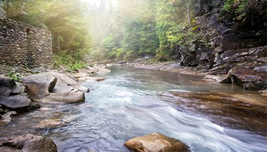 Sonhar com rio corrente