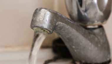 Sonhar com água corrente