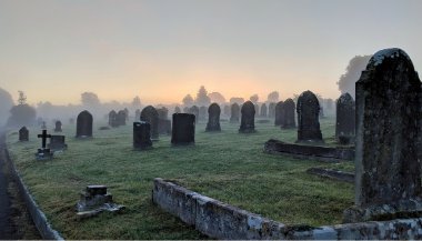 Sonhar com cemitério e túmulos