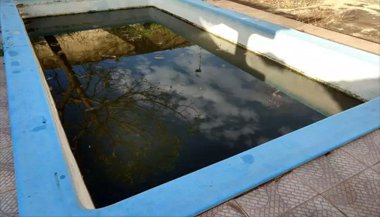 Sonhar com piscina suja