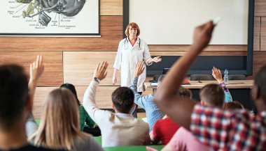 Sonhar com escola cheia de alunos