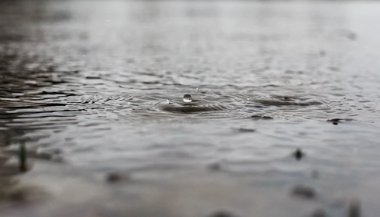 Sonhar com chuva forte e enchente