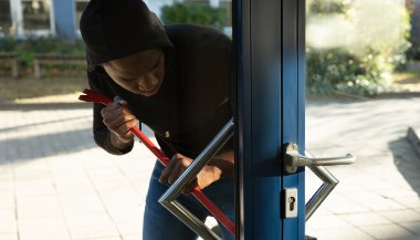 Sonhar com ladrão entrando na casa