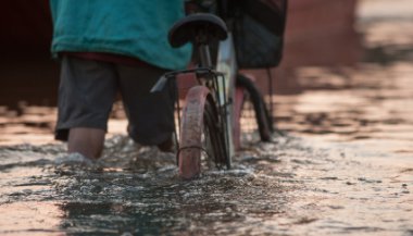 Sonhar com enchente de água suja