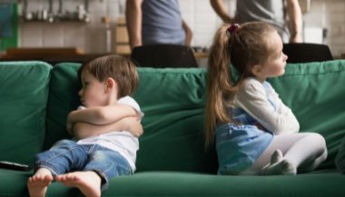 Sonhar que está brigando com o irmão