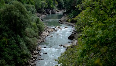 Sonhar com rio transbordando