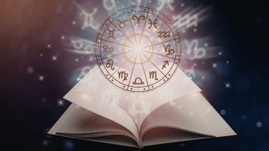Ilustração de um livro aberto com um círculo astrológico brilhando acima, cercado por símbolos do zodíaco e efeitos de luz.