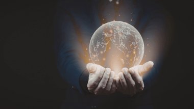 As mãos de uma pessoa estão segurando uma bola de cristal.