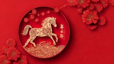 Imagem de fundo vermelho e em destaque um cavalo dourado com flores de cerejeira vermelhas, simbolizando o animal do ano novo chinês 2026 que é o cavalo de fogo.