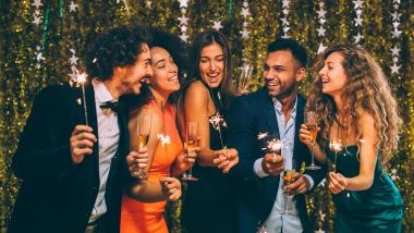 Imagem de várias pessoas reunidas e festejando a virada do ano novo, simbolizando como que cada signo lida com a virada do ano.