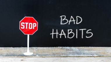 Imagem de um quadro negro onde está escrita a frase em inglês: Stop Bad Habits - traduzindo: Pare de maus hábitos.
