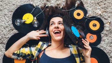 Imagem de uma mulher deitada sobre um tapete bege e ao lado, vários LP's de vinil, simbolizando a música de bossa nova de cada signo.