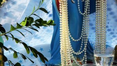 Imagem de várias guias feitas de péropas para a Iemanjá.