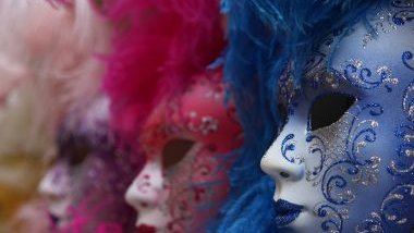 Imagem de várias máscaras de Carnaval, uma de cada cor, que simbolizam um dos adereços que compõe as fantasias para esta festa.