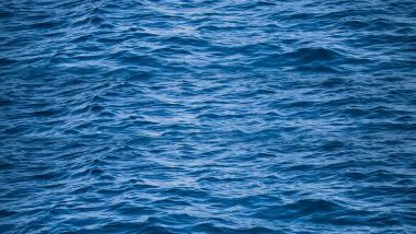 Imagem de uma água cristalina e azul.