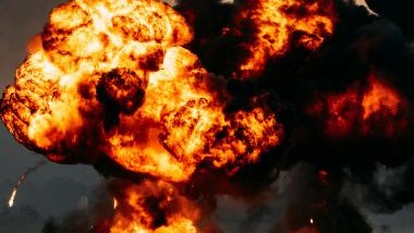 Imagem de um fogo alto e forte, resultado de uma explosão.