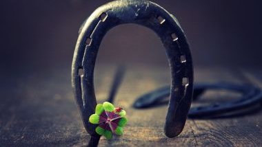 Imagem de uma ferradura, um trevo e uma joaninha, simbolizando a sorte de cada signo.