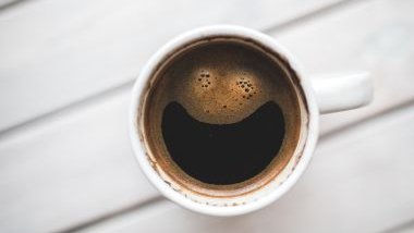 Imagem de uma xícara de café, simbolizando um rosto sorrindo e feliz.