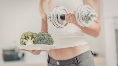 Imagem de uma mulher segurando um peso e um prato com brócolis, simbolizando elementos que melhoram a saúde e trazem bem-estar.