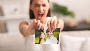 Imagem de uma mulher nervosa, rasgando uma foto dela com o seu ex-namorado.