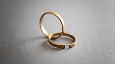 Imagem de um par de alianças e uma delas está quebrada.