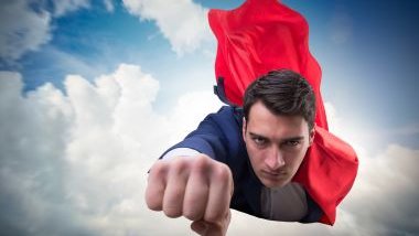 Imagem de um  homem de terno usando uma capa vermelha, como se ele fosse o super-homem. Ele está voando no céu, simbolizando o seu lado destemido e ousado.