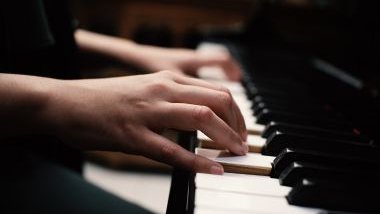 Imagem das mãos de uma mulher tocando piano, simbolizando a sensibilidade de uma pessoa.