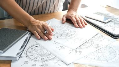 Horóscopo do dia de hoje (10/08/2025): previsões dos signos para domingo