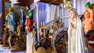 Imagem de um lindo altar com Santos representando as várias linhas da Umbanda.