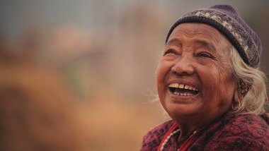 Imagem de uma senhora com touca e blusa de lã, usando uma guia no pescoço. A foto simboliza a Vovó Cambinda da Umbanda.