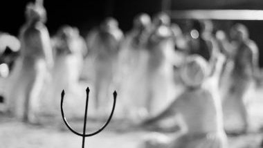 Imagem de um terreiro de umbanda e em destaque o tridente do Exu Veludo.