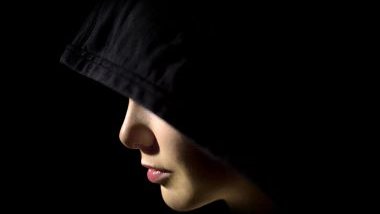 Imagem do rosto de uma mulher de perfil, usando uma capa preta, simbolizando a entidade Maria do Cais.