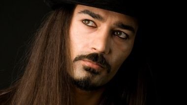 Imagem de um homem de cabelo longos, usando um chapéu preto, bigode e cavanhaque, simbolizando o cigano Pablo da Umbanda.